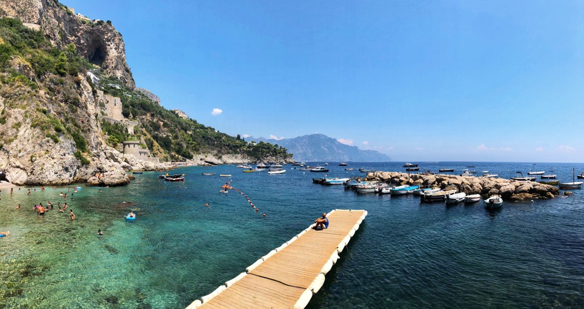 下山上山 (Hiking To The Beach)